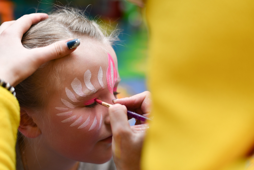 Cum să obții un look de machiaj de festival colorat și rezistent