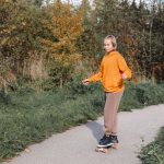 Beneficiile mersului desculț pe iarbă dimineața