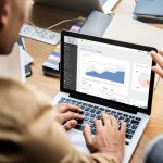 De ce să folosești un software de monitorizare a performanței laptopului