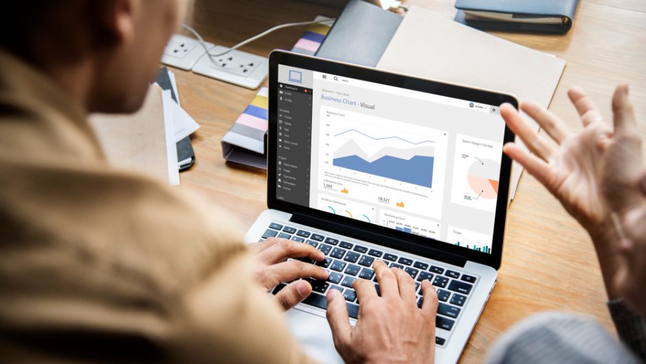 De ce să folosești un software de monitorizare a performanței laptopului