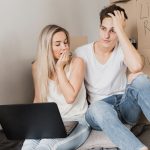 Ce faci când jobul îți intră în casă și nu mai pleacă